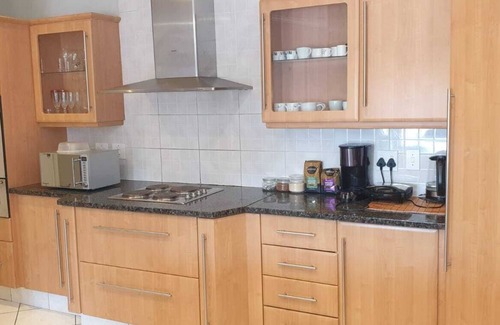 Bloubergstrand Casa | Spacious 6-bed 5 bath west beach house in charming Cape Town with WiFi