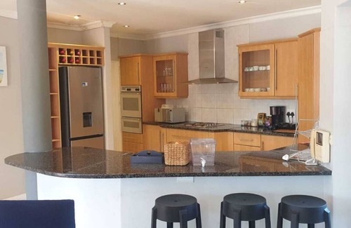 Bloubergstrand Casa | Spacious 6-bed 5 bath west beach house in charming Cape Town with WiFi