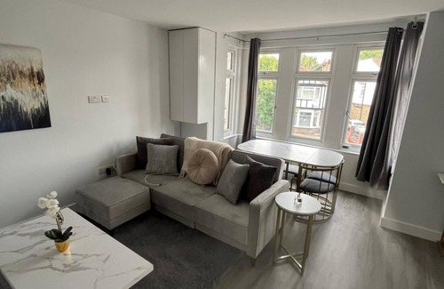 Edgware Apartamento | Spacious 6-Bed Home with 4 Baths in Manor Park