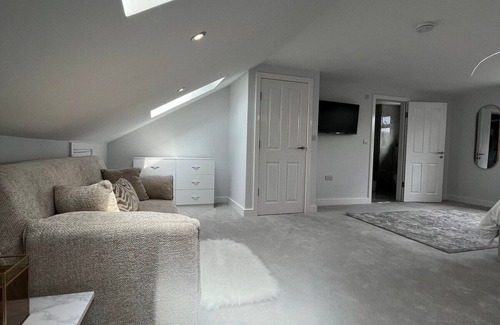 Edgware Apartamento | Spacious 6-Bed Home with 4 Baths in Manor Park