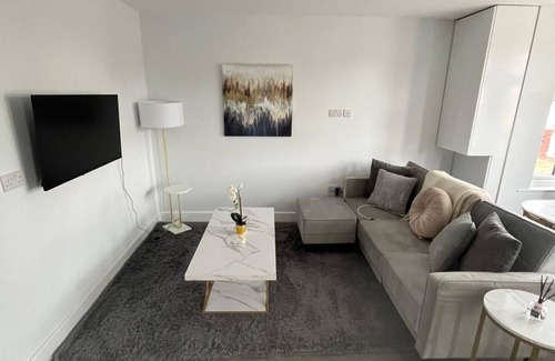 Edgware Apartamento | Spacious 6-Bed Home with 4 Baths in Manor Park