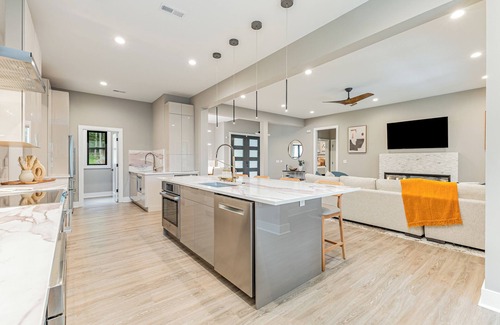 Mooresville Casa | Spacious 6-Bed Lakefront Retreat with Pool, Jacuzzi & Private Dock
