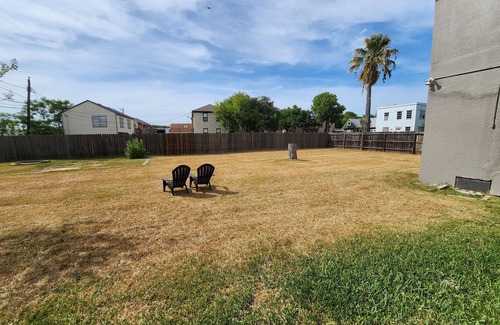 Del Mar Casa | Spacious 6-bedroom house in lovely Corpus Christi 1 block from Ocean Dr.