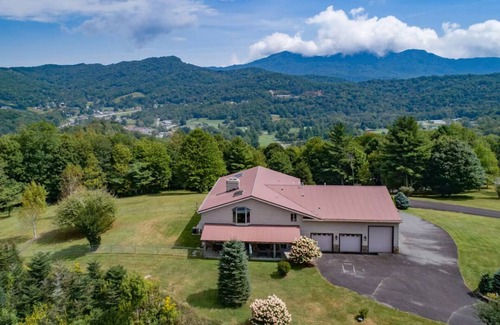 Sugar Mountain Casa | Spacious 6-bedroom house Sugar MTN Mansion 1mi to slope Hot Tub GrandfatherViews