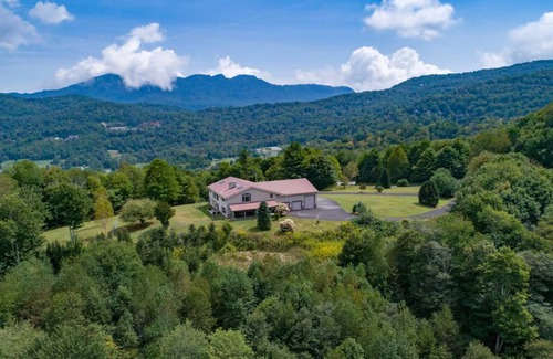 Sugar Mountain Casa | Spacious 6-bedroom house Sugar MTN Mansion 1mi to slope Hot Tub GrandfatherViews