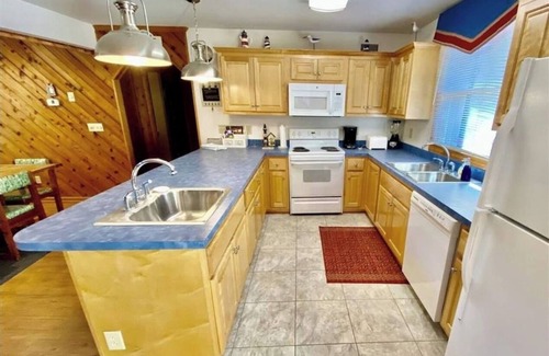 Currituck County Casa | Spacious 6 Bedroom, 3000 sq ft, w/ NEW HOT TUB, close to the beach!