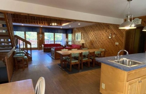 Currituck County Casa | Spacious 6 Bedroom, 3000 sq ft, w/ NEW HOT TUB, close to the beach!