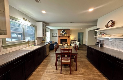 High Point Casa | Spacious 6-bedroom 4-bathroom House High Point Emerywood