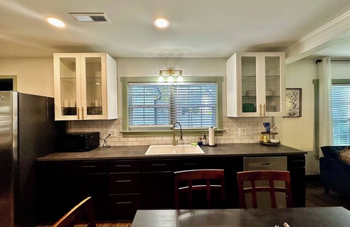 High Point Casa | Spacious 6-bedroom 4-bathroom House High Point Emerywood