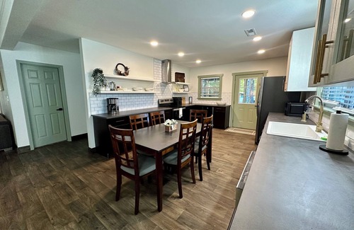 High Point Casa | Spacious 6-bedroom 4-bathroom House High Point Emerywood