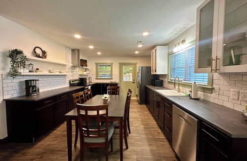 High Point Casa | Spacious 6-bedroom 4-bathroom House High Point Emerywood