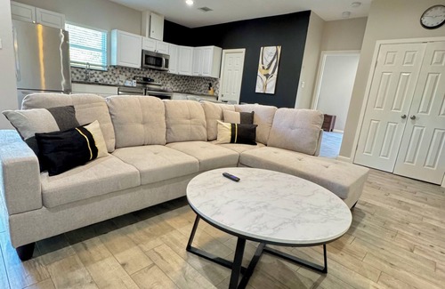 OST - South Union Casa | Spacious 6-bedroom 6-Bathroom Near Med Center Houston. Sleeps 12