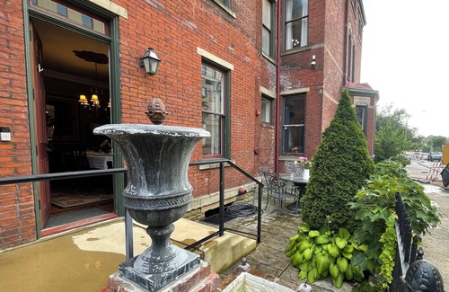 Pittsburgh Casa | Spacious 6-bedroom all-suite home in lovely Pgh with WiFi, AC, fitness room