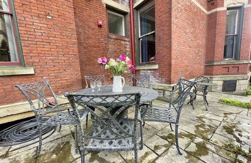 Pittsburgh Casa | Spacious 6-bedroom all-suite home in lovely Pgh with WiFi, AC, fitness room
