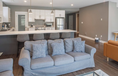 Bedford Casa | Spacious 6-bedroom bungalow with WiFi, AC in welcoming Bedford