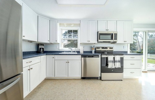 Harwich Center Casa | Spacious 6 Bedroom Coastal Getaway – 4 Mins to Ocean!