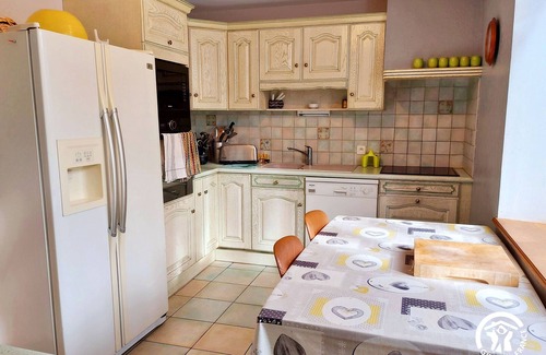 Carelles Cabaña | Gran casa rural con estanque y amplios jardines, ideal para familias, capacidad hasta 15 personas.