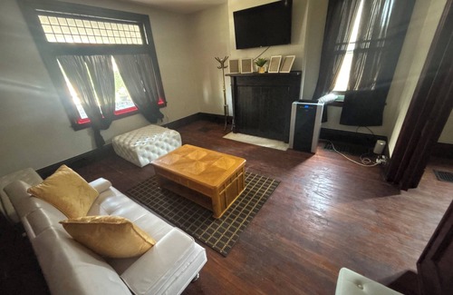 Mount Washington Casa | Spacious 6-bedroom house in mt washington with pokerroom