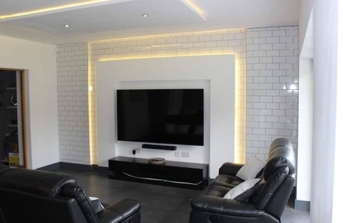 Nuneaton Casa | Spacious 6 bedroom home with outdoor dining area