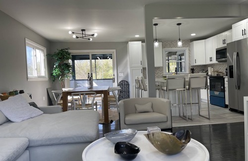 New Paltz Casa | Spacious 6-bedroom house with WiFi, AC in beautiful New Paltz