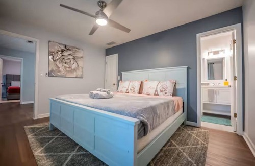 Riverdale Casa | Spacious 6-bedroom house with Fire Pit, and Game room in enchanting Riverdale