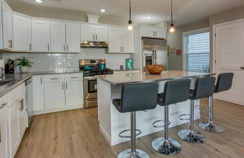 Ampere Casa | Spacious 6 Bedroom Home with NYC Access & Parking