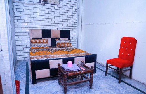 Lahore Hotel | Spacious 6-bedroom hotel in fabulous Lahore with AC, WiFi; attached washroom