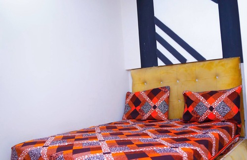 Lahore Hotel | Spacious 6-bedroom hotel in fabulous Lahore with AC, WiFi; attached washroom