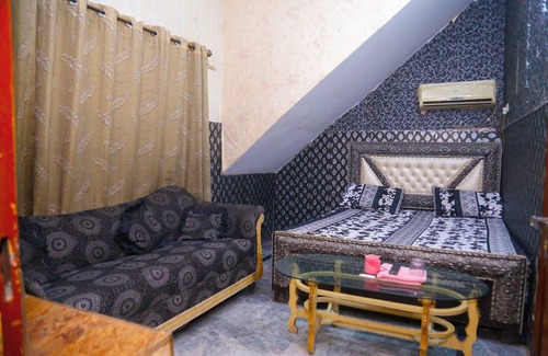 Lahore Hotel | Spacious 6-bedroom hotel in fabulous Lahore with AC, WiFi; attached washroom