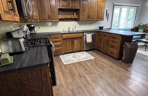 Bismarck Casa | Spacious 6-bedroom house in Bismarck with WiFi, AC