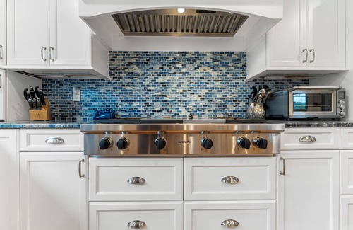 Silver Beach Casa | Spacious 6-bedroom house with WiFi and AC at Old Silver Beach in Falmouth