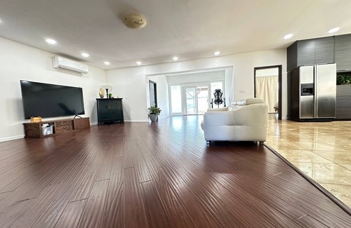 Eastern Honolulu Casa | Spacious 6-bedroom house with AC and WiFi in charming Honolulu
