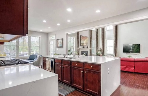 Aldie Casa | Spacious 6-bedroom house in charming Ashburn with fitness room, AC
