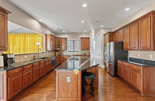 Aldie Casa | Spacious 6-bedroom house in charming Ashburn with fitness room, AC