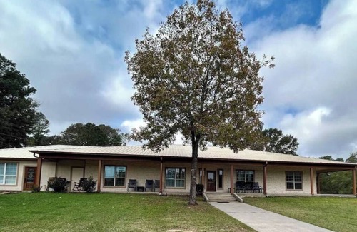 Conroe Apartamento | Spacious 6-bedroom house in charming Conroe on a stocked pond