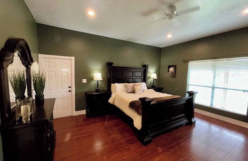Conroe Apartamento | Spacious 6-bedroom house in charming Conroe on a stocked pond