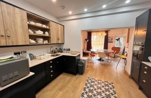 Milford Haven Casa | Spacious 6 bedroom retreat in Milford Haven