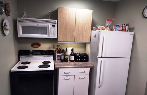 Medina Cabina | SPACIOUS 6-BEDROOM SINGLE LEVEL LODGE IN MEDINA, WIFI, AC, PARKING LOT, GARAGE