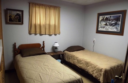 Medina Cabina | SPACIOUS 6-BEDROOM SINGLE LEVEL LODGE IN MEDINA, WIFI, AC, PARKING LOT, GARAGE