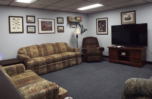 Medina Cabina | SPACIOUS 6-BEDROOM SINGLE LEVEL LODGE IN MEDINA, WIFI, AC, PARKING LOT, GARAGE