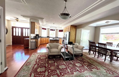 Sunnyside Casa | Spacious 6-bedroom house with AC, fitness room in gated delightful Happy Valley