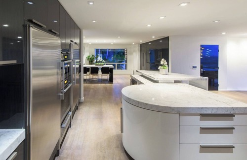 Hollywood Hills West Casa | Spacious 6-bedroom estate in fantastic Los Angeles with WiFi, AC, fitness room