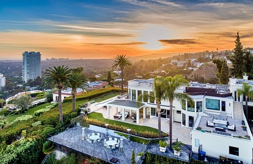 Hollywood Hills West Casa | Spacious 6-bedroom estate in fantastic Los Angeles with WiFi, AC, fitness room