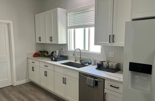 Valley Glen Casa | Spacious 6-bedroom house in marvelous Los Angeles with WiFi, AC