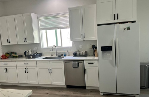 Valley Glen Casa | Spacious 6-bedroom house in marvelous Los Angeles with WiFi, AC