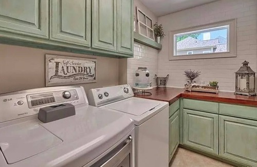 Mount Mourne Casa | Spacious 6-bedroom Lakehouse with Dock, Pool, Hot tub and fitness room