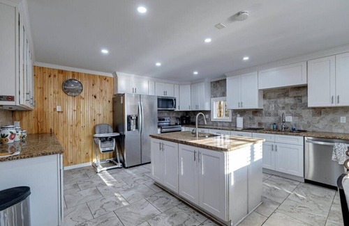 Pocono Lake Casa | Spacious 6 Bedroom Pocono Retreat by the Lake