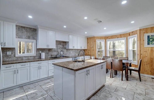 Pocono Lake Casa | Spacious 6 Bedroom Pocono Retreat by the Lake