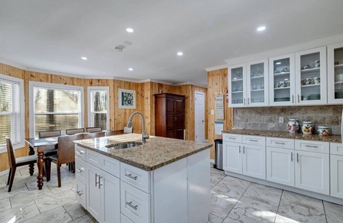 Pocono Lake Casa | Spacious 6 Bedroom Pocono Retreat by the Lake
