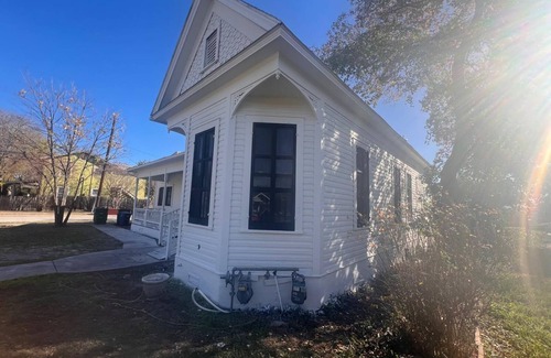 Government Hill Casa | Spacious 6-bedroom house with WiFi and AC in welcoming San Antonio
